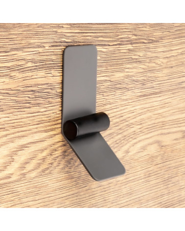 Puxador de móvel antracite/preto mate TORN-2 puxador design fixado numa superfície em madeira