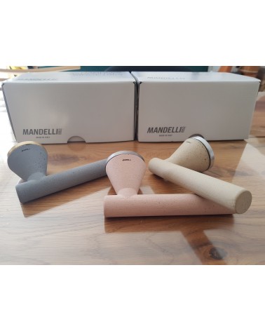 Puxador de porta futurista Mandelli Juno puxador design três cores colocado sobre uma mesa fundo embalagem