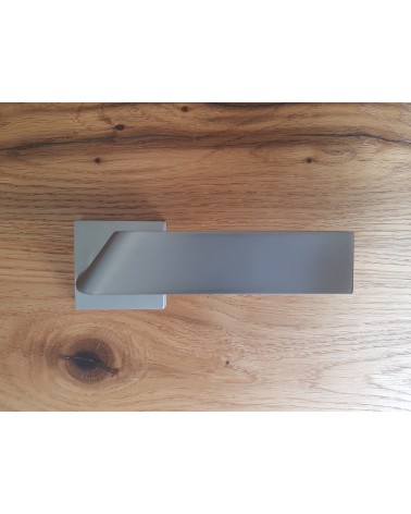 Puxador de porta Buzz QR sobre roseta chave I - ferragens design