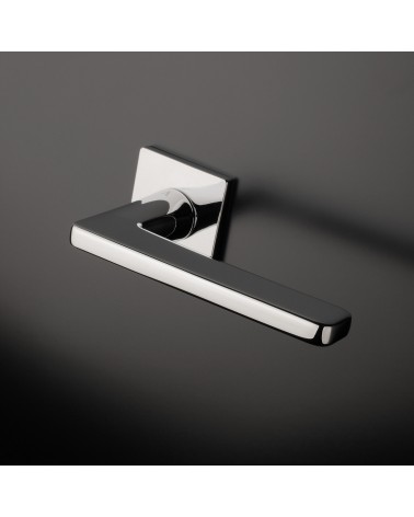 Puxador de porta Contemporâneo SETIA ferragens design montado numa porta