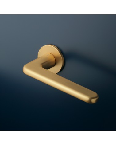 Puxador de porta Moderno LIRA puxador design montado numa porta