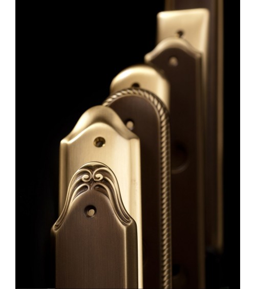 Puxador de porta em placa longitudinal Mandelli Spin ferragens design