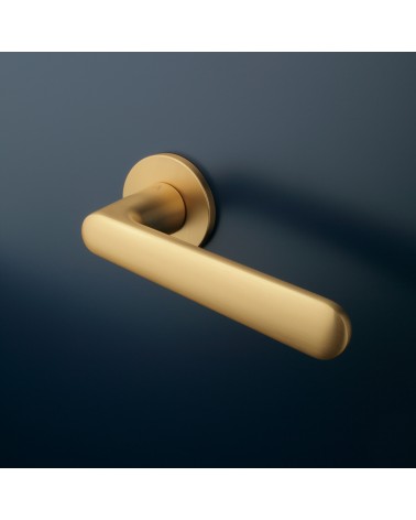 Puxador de porta ouro mate ARIA puxador design montado numa porta
