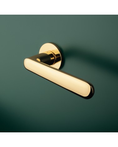 Puxador de porta ouro polido ARIA puxador design montado numa porta