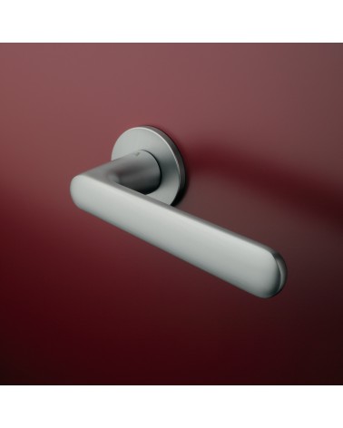 Puxador de porta cromado acetinado ARIA design montado numa porta