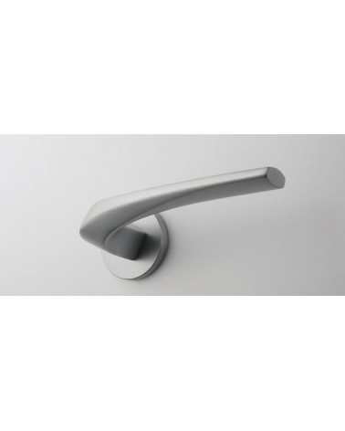 Puxador de porta cromado acetinado DALIA puxador design visto de baixo