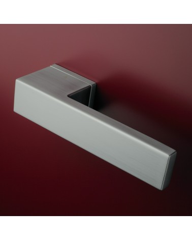 Puxador de porta cromado acetinado CARLINA design montado numa porta