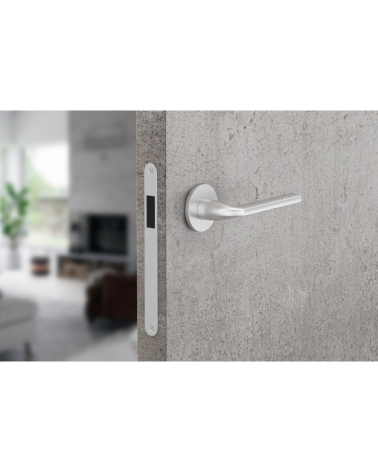 Maçaneta de porta cromo acetinado Scandi slim ferragens design montada numa porta