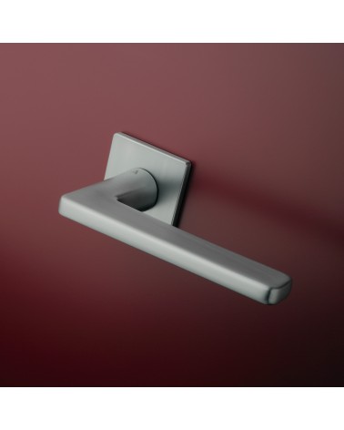Puxador de porta SETIA puxador design cromado acetinado montado numa porta