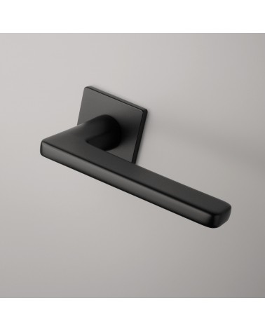 Puxador de porta preto SETIA puxador design montado numa porta