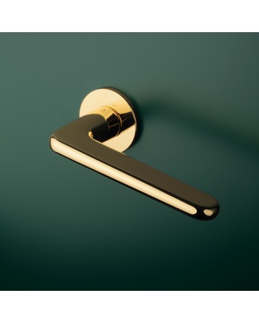 Puxador de porta dourado polido LIRA design montado numa porta