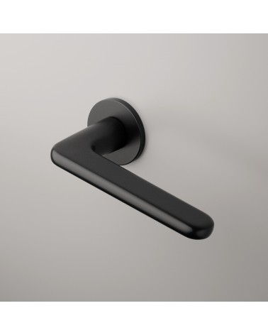 Puxador de porta preto LIRA design montado numa porta
