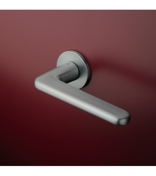 Puxador de porta cromado acetinado LIRA puxador design