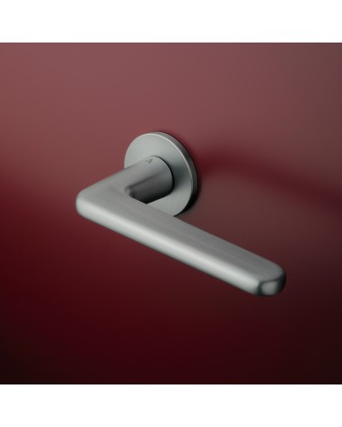 Puxador de porta cromado acetinado LIRA puxador design montado numa porta