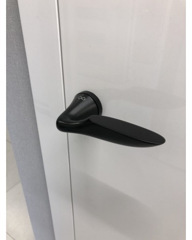 Puxador de porta preto DOUCE puxador design vista de frente montado numa porta