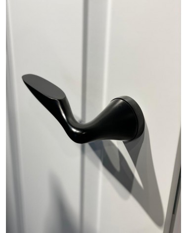 Puxador de porta preto DOUCE puxador design vista de cima inclinada montado numa porta