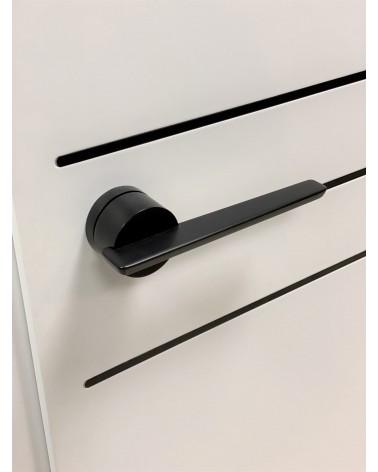 Puxador de porta preto JUMELLE puxador design vista de cima inclinado montado numa porta