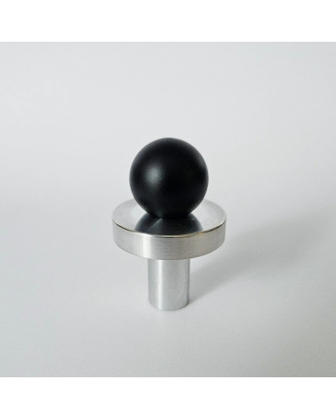 Botão de móvel preto/cromo polido POLA design visto de frente ligeiramente inclinado