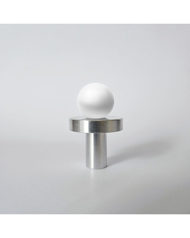 Botão de móvel em latão POLA WHITE design visto de frente sobre fundo cinzento