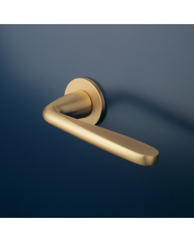 Puxador de porta dourado mate HIACYNTA puxador design montado numa porta