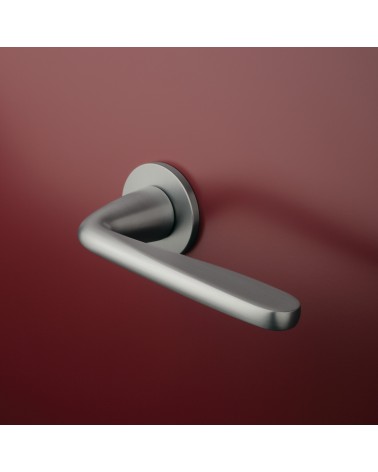 Puxador de porta cromado acetinado HIACYNTA puxador design montado numa porta