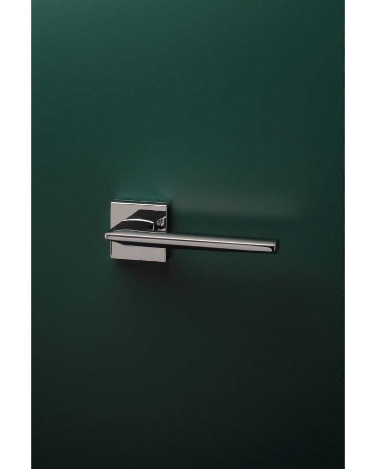 Puxador de porta cromado polido LUNARIA puxador design montado numa porta