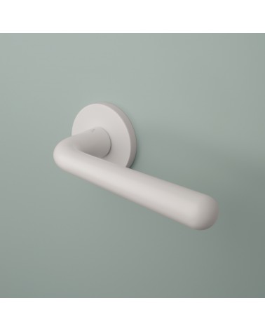 Puxador de porta branco mate IRGA puxador design montado numa porta