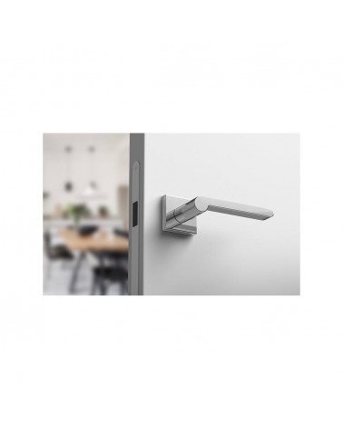 Puxador de porta cromado polido Pandora ferragens design vista lateral montado numa porta
