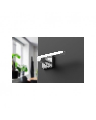 Puxador de porta cromado polido Pandora ferragens design vista de baixo montado numa porta