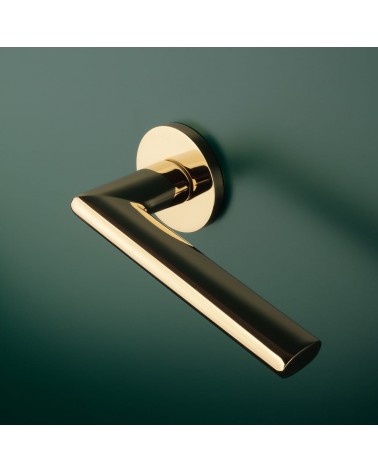 Puxador de porta ouro polido KALMIA puxador design montado numa porta