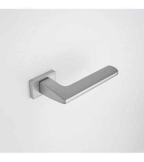 Maçaneta de porta cromada acetinada YUKA design vista de baixo