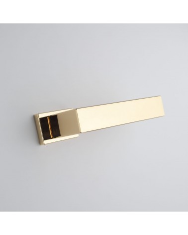 Puxador de porta dourado polido PINA puxador design vista de baixo inclinada montado numa porta
