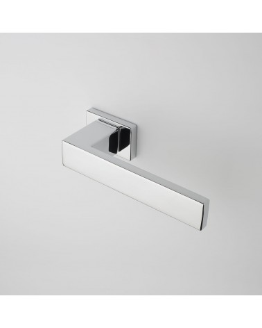 Puxador de porta PINA cromado brilhante vista de cima inclinada montada numa porta