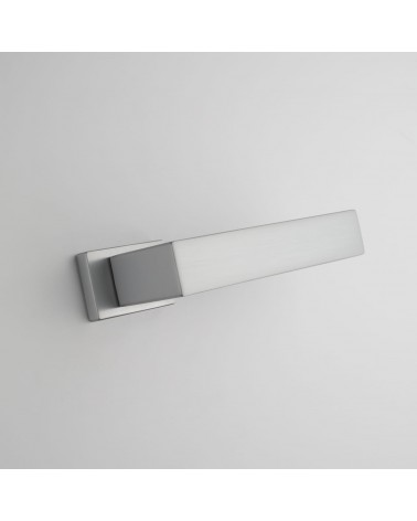 Puxador de porta cromado acetinado PINA design de puxador visto de baixo inclinado montado numa porta