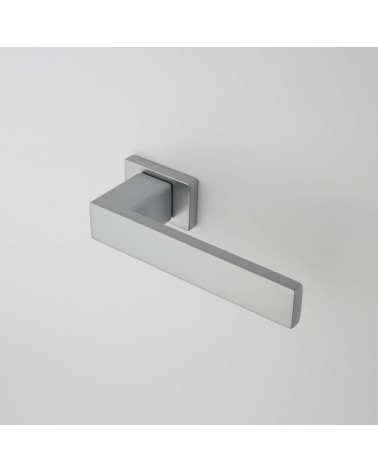 Puxador de porta cromado acetinado PINA puxador design vista de cima inclinada montada numa porta