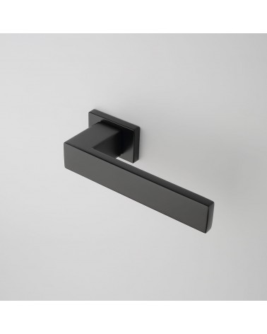 Puxador de porta preto PINA puxador design vista de cima inclinada montado numa porta