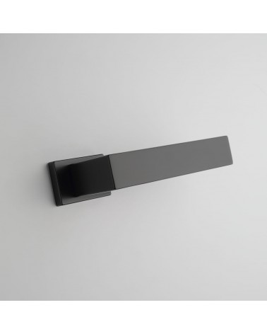 Puxador de porta preto PINA puxador design vista de baixo inclinada montado numa porta