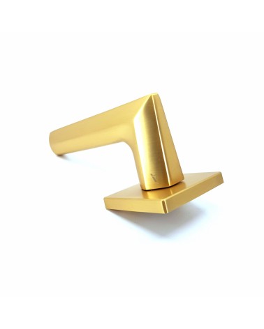 Puxador de porta dourado mate JASMINA puxador design colocado sobre uma superfície plana
