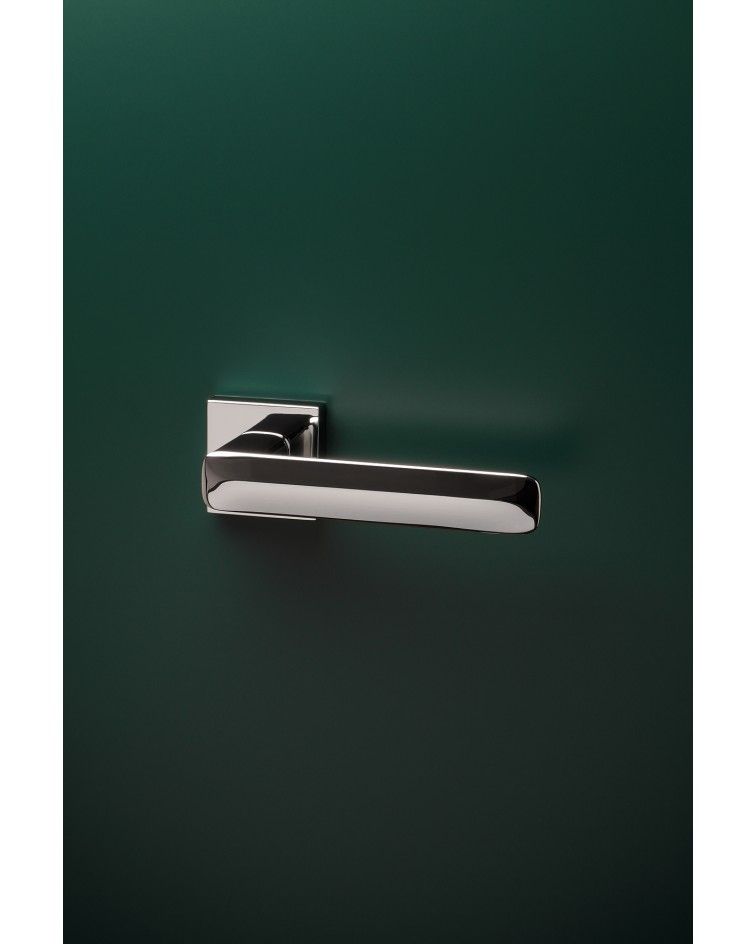 Puxador de porta cromado polido STELLA design montado numa porta