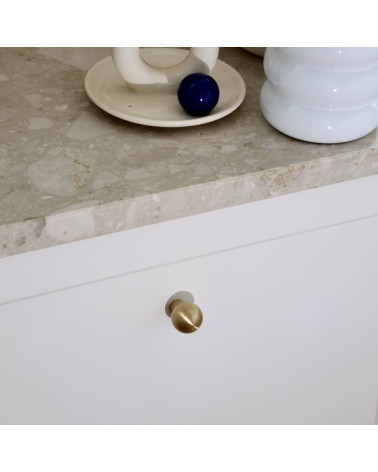 Botão de móvel em latão Boule puxador design montado num móvel