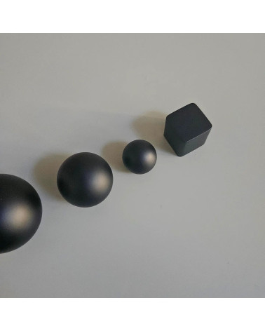 Botão de móvel em latão ODETE BLACK puxador design visto de cima alinhados na diagonal