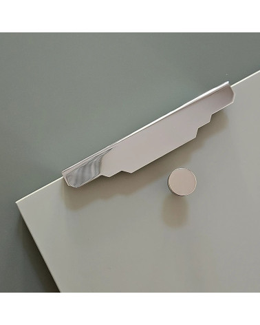 Puxador de móvel cromado polido KARLA CR puxador design visto de lado inclinado