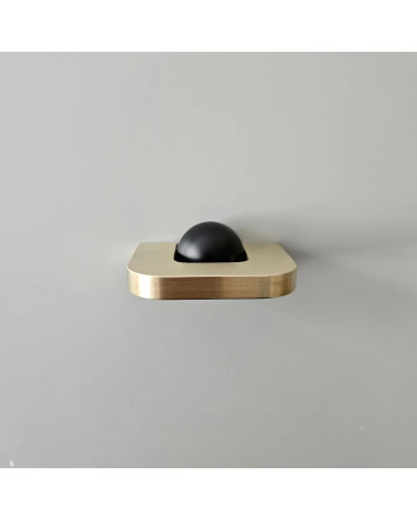 Puxador de móvel ouro polido ISA XS puxador design visto de cima com esfera preta sobre fundo cinzento