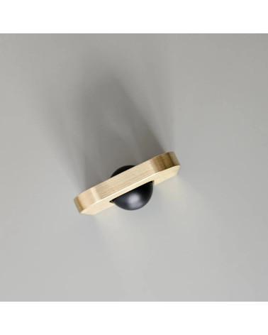 Puxador de móvel ouro polido ISA XS puxador design visto de cima inclinado com esfera preta sobre fundo cinzento