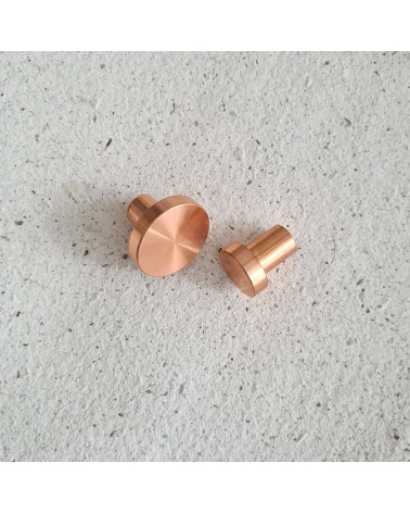Puxador de móvel em latão NENA design colocados lado a lado sobre uma superfície plana
