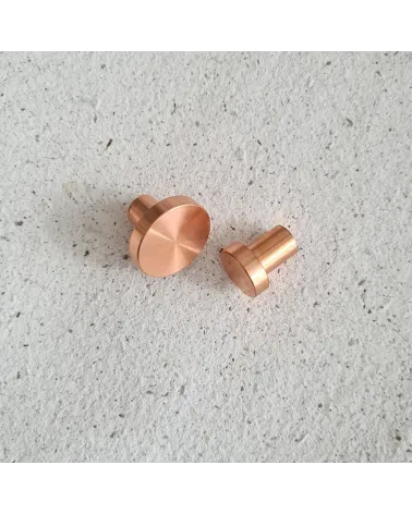 Puxador de móvel em latão NENA design colocados lado a lado sobre uma superfície plana