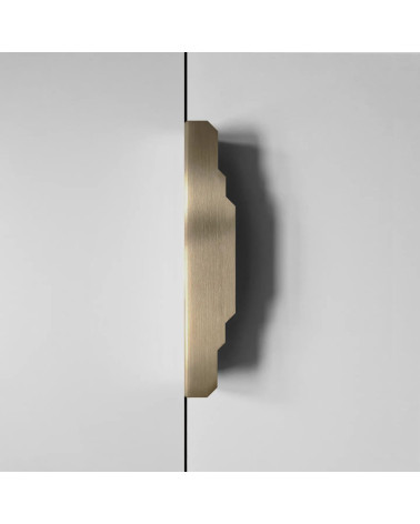 Puxador de móvel em latão KARLA LACK design fixado verticalmente sobre um fundo