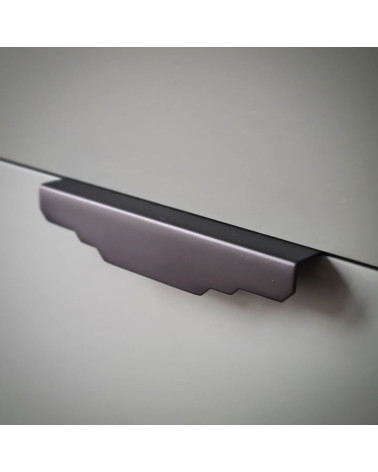 Puxador de móvel em latão KARLA BLACK design visto de cima ligeiramente inclinado