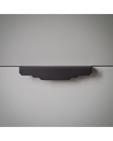 Puxador de móvel em latão KARLA BLACK design fixado numa superfície clara