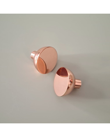 Puxador de móvel em cobre LUNA M design posicionados em perspetiva oblíqua e inclinados